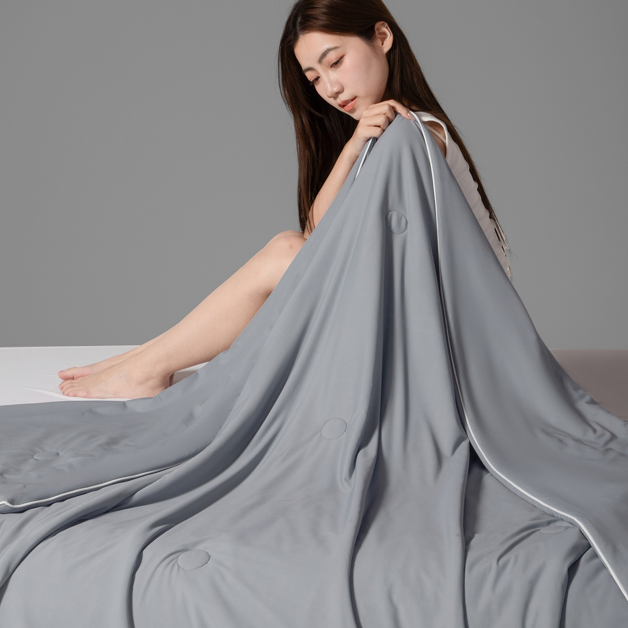 91家纺网 家纺一手货源 找家纺 寐眠 2026新款凉感纯色双拼夏被夏凉被空调被-风格一 云灰冰柔