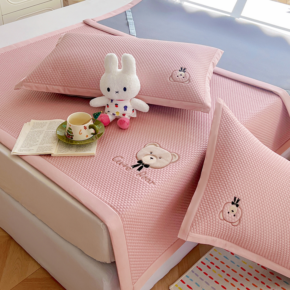 91家纺网 家纺一手货源 找家纺 （总）女子家纺 2026新款A类乙纶冰豆豆凉感席绣花席-憨憨熊系列