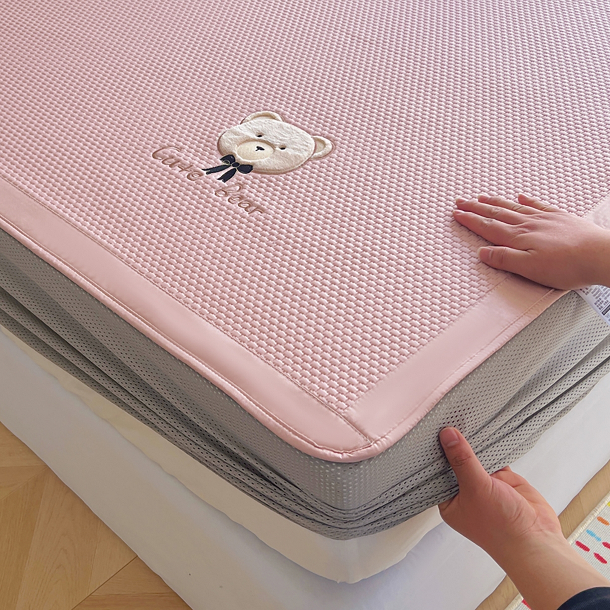 91家纺网 家纺一手货源 找家纺 （总）女子家纺 2026新款A类乙纶冰豆豆凉感席绣花席-憨憨熊系列