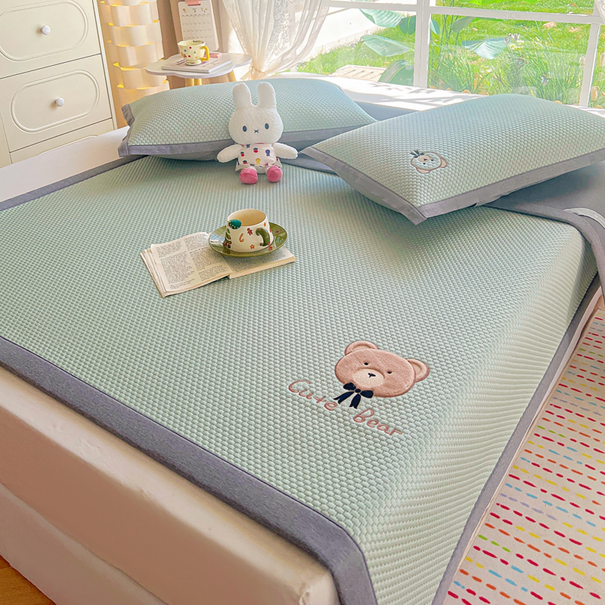 91家纺网 家纺一手货源 找家纺 女子家纺 2026新款A类乙纶冰豆豆凉感席绣花席-憨憨熊系列 憨憨熊-果绿