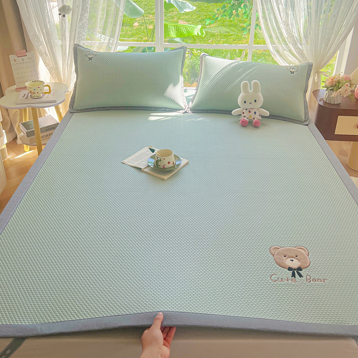 91家纺网 家纺一手货源 找家纺 女子家纺 2026新款A类乙纶冰豆豆凉感席绣花席-憨憨熊系列 憨憨熊-果绿