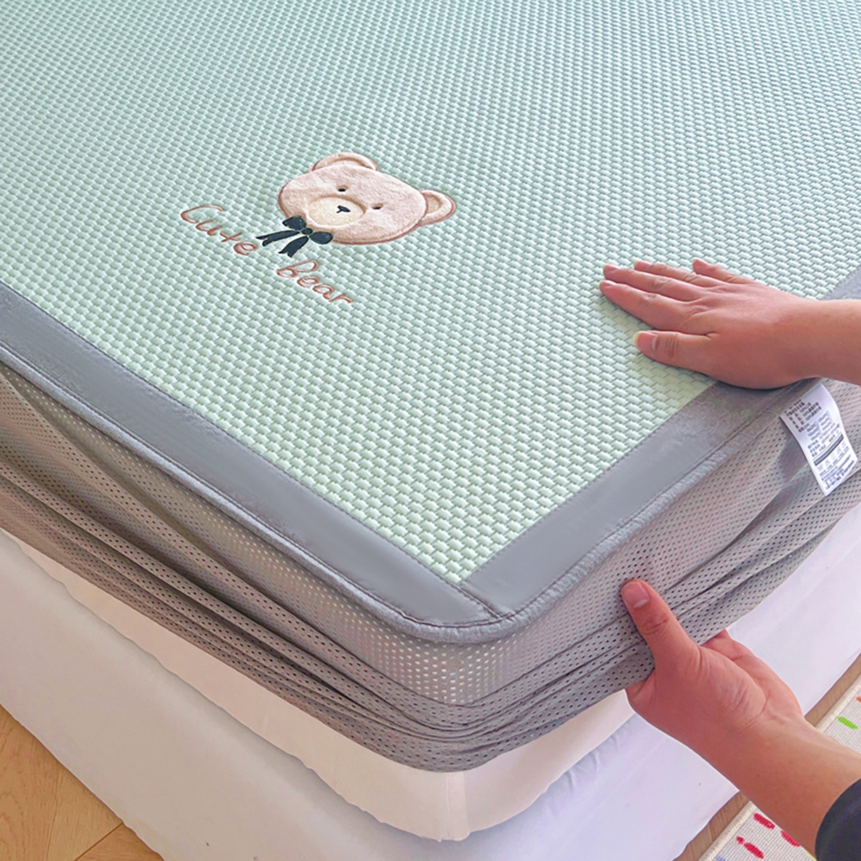 91家纺网 家纺一手货源 找家纺 女子家纺 2026新款A类乙纶冰豆豆凉感席绣花席-憨憨熊系列 憨憨熊-果绿