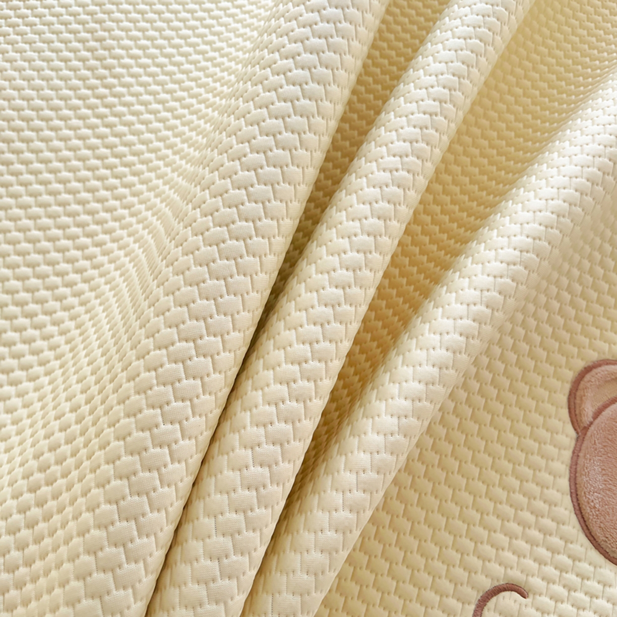 91家纺网 家纺一手货源 找家纺 女子家纺 2026新款A类乙纶冰豆豆凉感席绣花席-憨憨熊系列 憨憨熊-米白