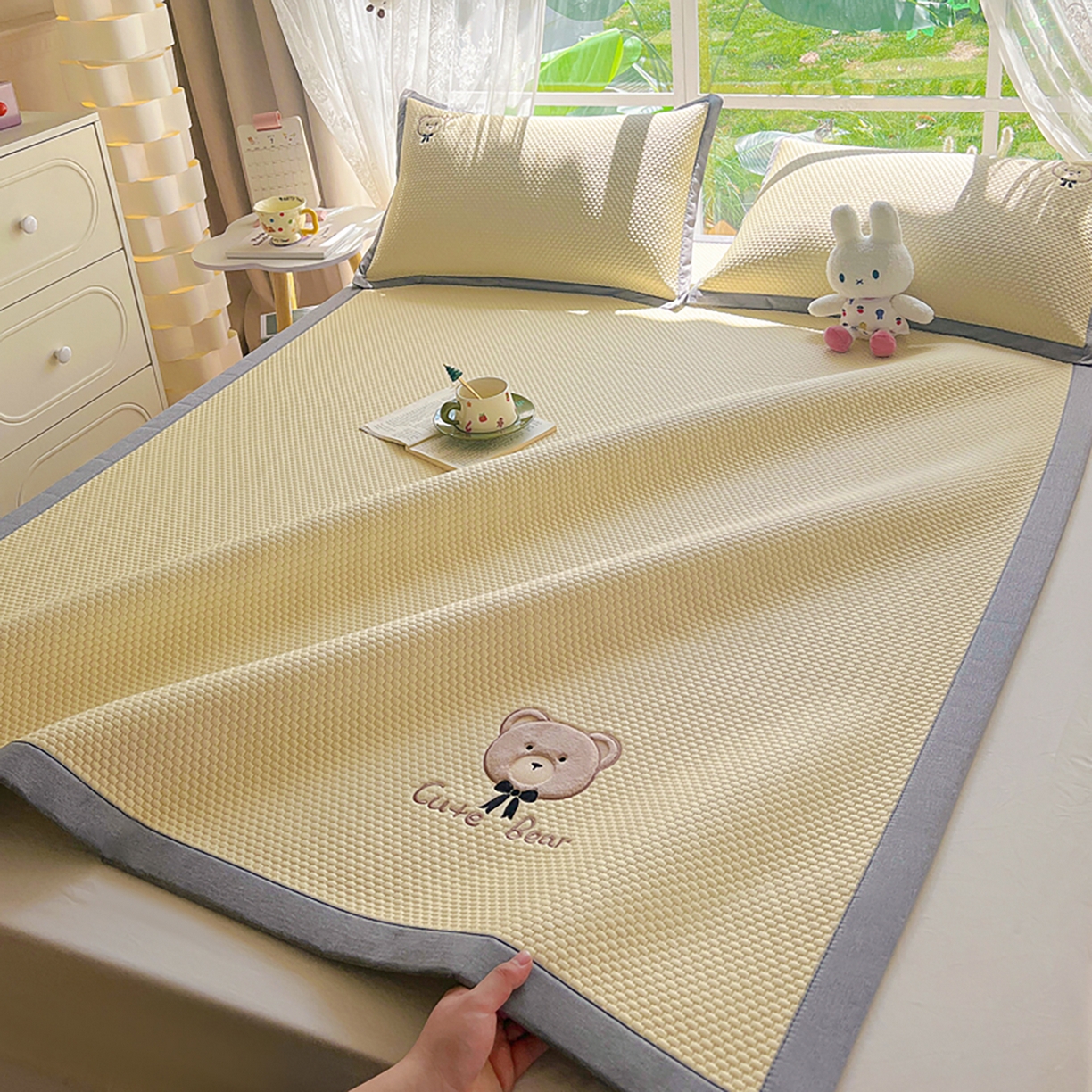 91家纺网 家纺一手货源 找家纺 女子家纺 2026新款A类乙纶冰豆豆凉感席绣花席-憨憨熊系列 憨憨熊-米白