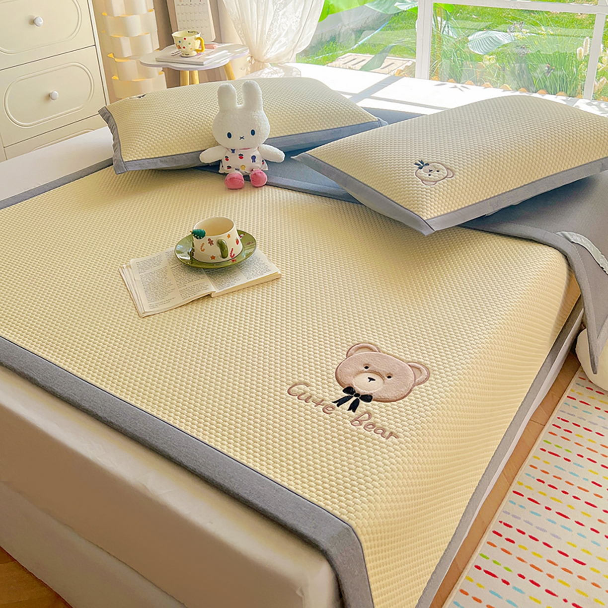 91家纺网 家纺一手货源 找家纺 女子家纺 2026新款A类乙纶冰豆豆凉感席绣花席-憨憨熊系列 憨憨熊-米白