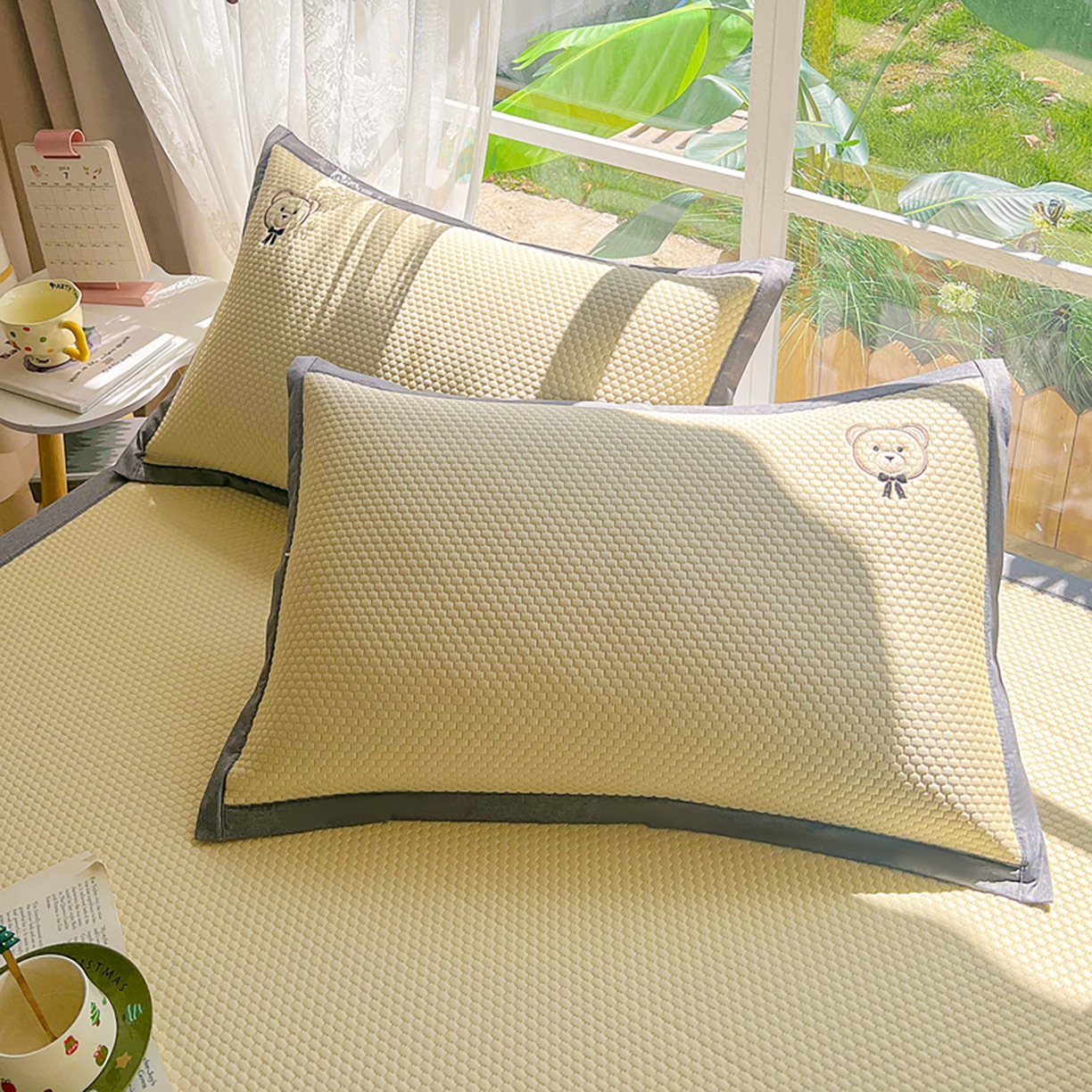 91家纺网 家纺一手货源 找家纺 女子家纺 2026新款A类乙纶冰豆豆凉感席绣花席-憨憨熊系列 憨憨熊-米白