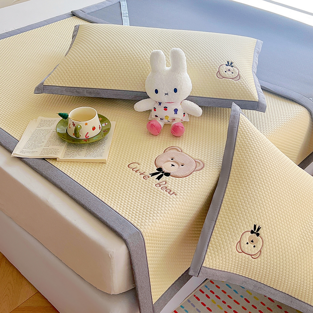 91家纺网 家纺一手货源 找家纺 女子家纺 2026新款A类乙纶冰豆豆凉感席绣花席-憨憨熊系列 憨憨熊-米白