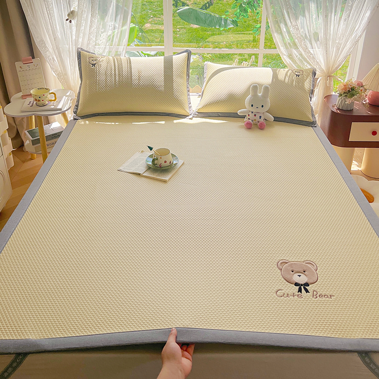 91家纺网 家纺一手货源 找家纺 女子家纺 2026新款A类乙纶冰豆豆凉感席绣花席-憨憨熊系列 憨憨熊-米白