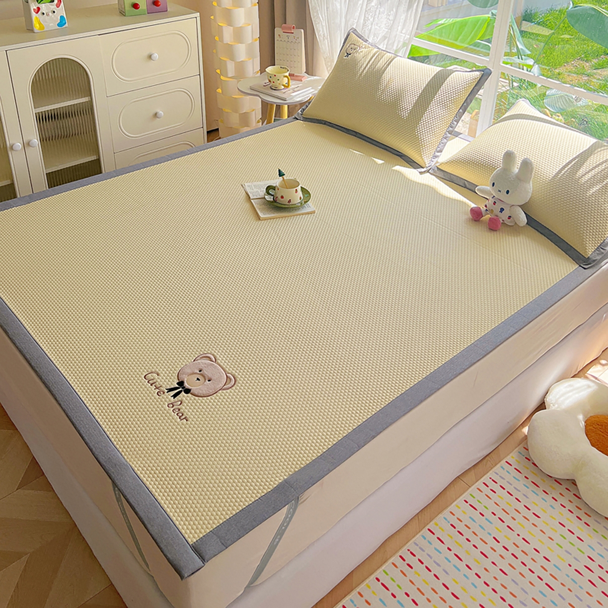 91家纺网 家纺一手货源 找家纺 女子家纺 2026新款A类乙纶冰豆豆凉感席绣花席-憨憨熊系列 憨憨熊-米白