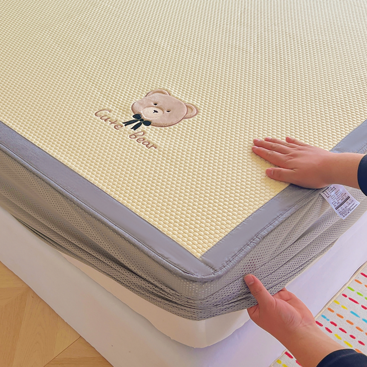 91家纺网 家纺一手货源 找家纺 女子家纺 2026新款A类乙纶冰豆豆凉感席绣花席-憨憨熊系列 憨憨熊-米白