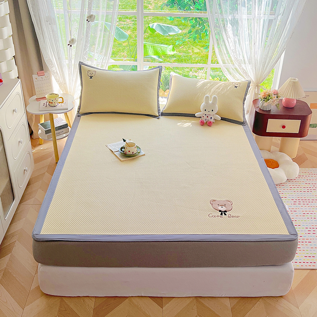 91家纺网 家纺一手货源 找家纺 女子家纺 2026新款A类乙纶冰豆豆凉感席绣花席-憨憨熊系列 憨憨熊-米白