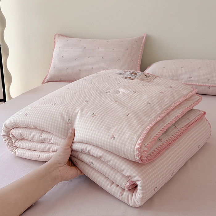 91家纺网 家纺一手货源 找家纺 爱她美家纺 2026新款A类全棉有氧双层纱大豆夏被夏凉被空调被四件套 樱桃酱-粉