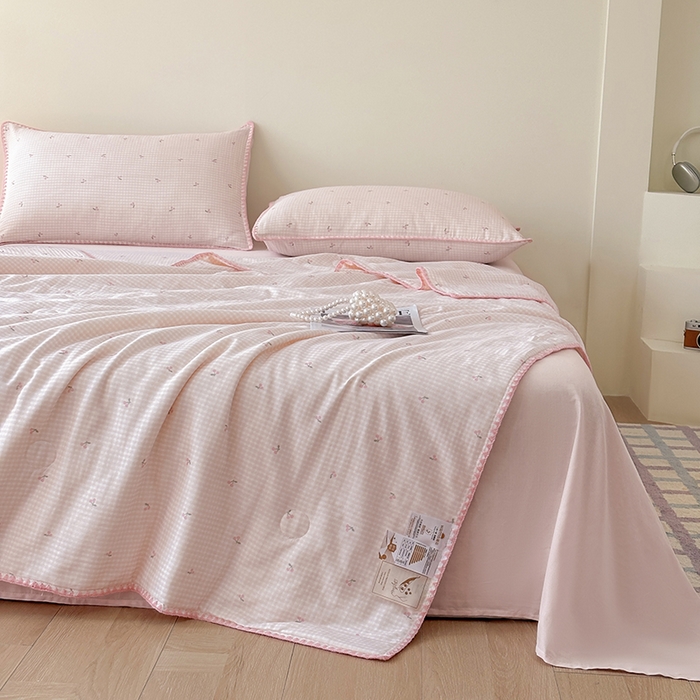 91家纺网 家纺一手货源 找家纺 爱她美家纺 2026新款A类全棉有氧双层纱大豆夏被夏凉被空调被四件套 樱桃酱-粉