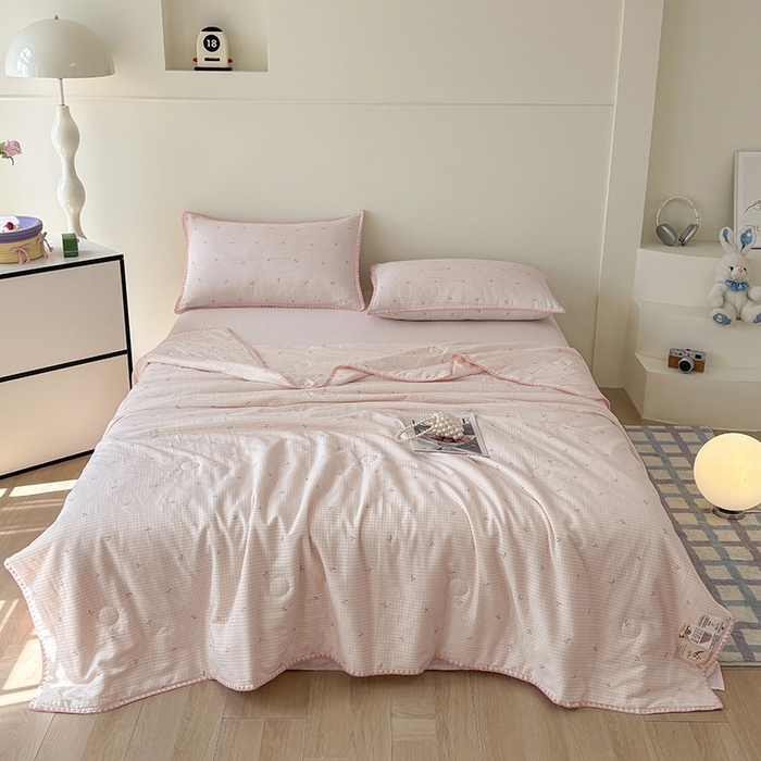 91家纺网 家纺一手货源 找家纺 爱她美家纺 2026新款A类全棉有氧双层纱大豆夏被夏凉被空调被四件套 樱桃酱-粉