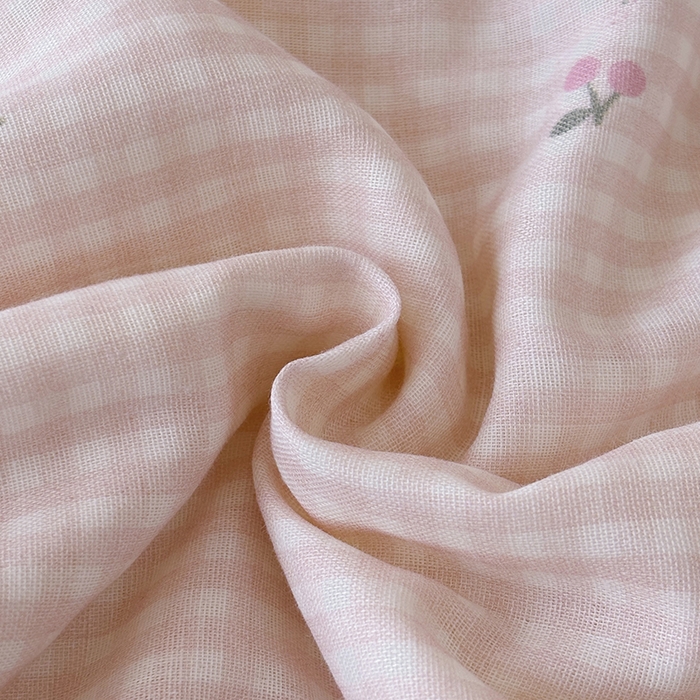 91家纺网 家纺一手货源 找家纺 爱她美家纺 2026新款A类全棉有氧双层纱大豆夏被夏凉被空调被四件套 樱桃酱-粉