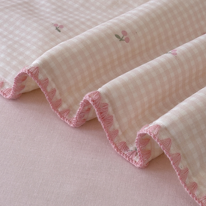 91家纺网 家纺一手货源 找家纺 爱她美家纺 2026新款A类全棉有氧双层纱大豆夏被夏凉被空调被四件套 樱桃酱-粉