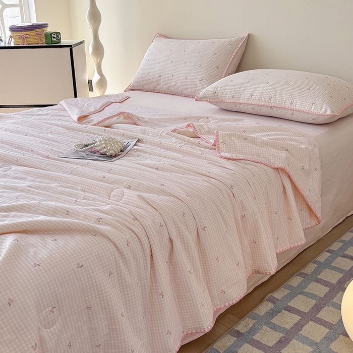 91家纺网 家纺一手货源 找家纺 爱她美家纺 2026新款A类全棉有氧双层纱大豆夏被夏凉被空调被四件套 樱桃酱-粉