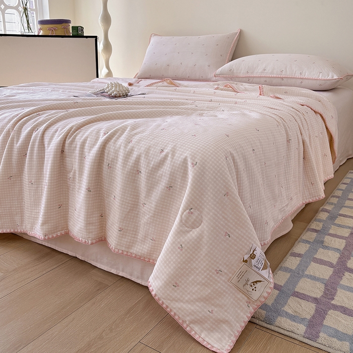 91家纺网 家纺一手货源 找家纺 爱她美家纺 2026新款A类全棉有氧双层纱大豆夏被夏凉被空调被四件套 樱桃酱-粉