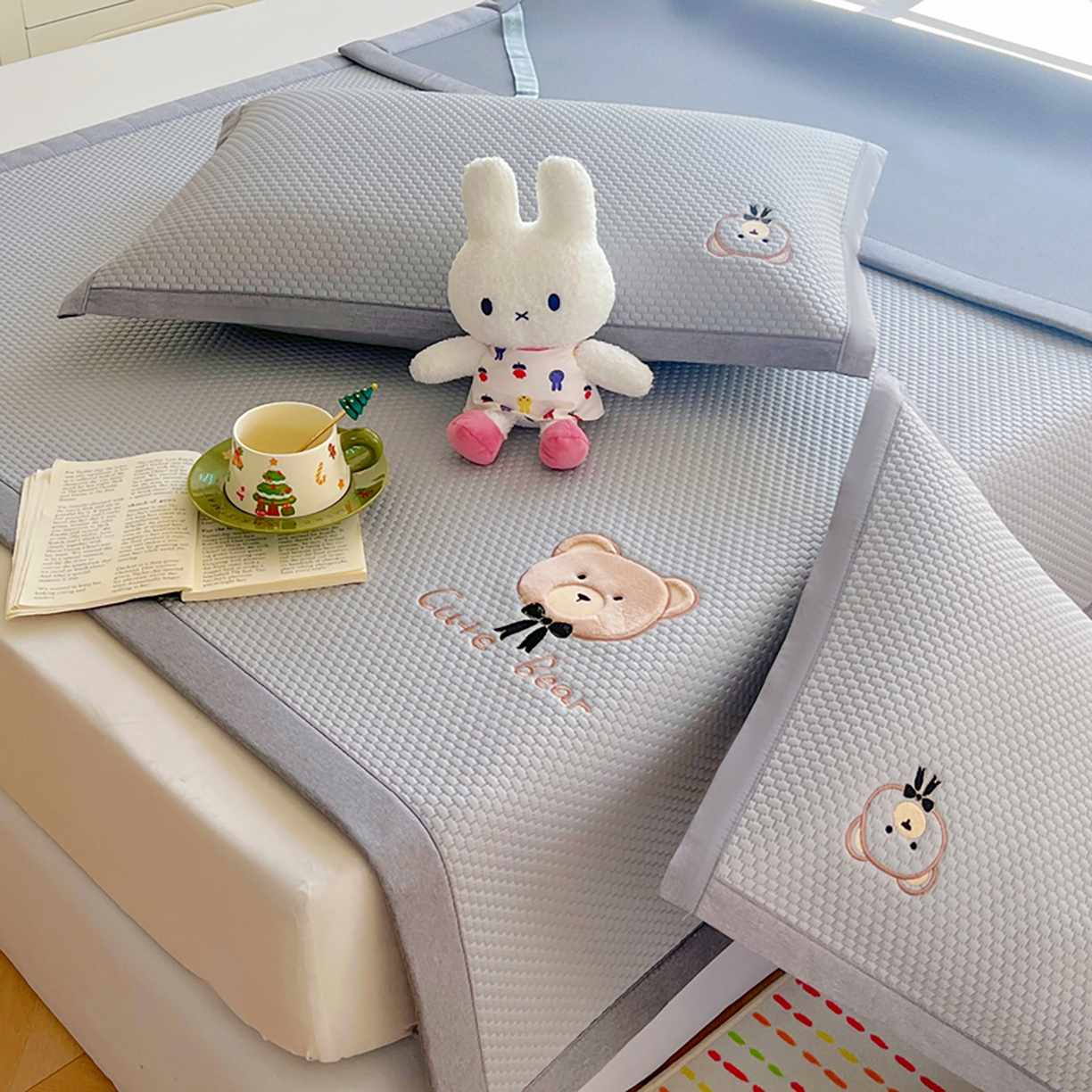 91家纺网 家纺一手货源 找家纺 女子家纺 2026新款A类乙纶冰豆豆凉感席绣花席-憨憨熊系列 憨憨熊-摩登灰