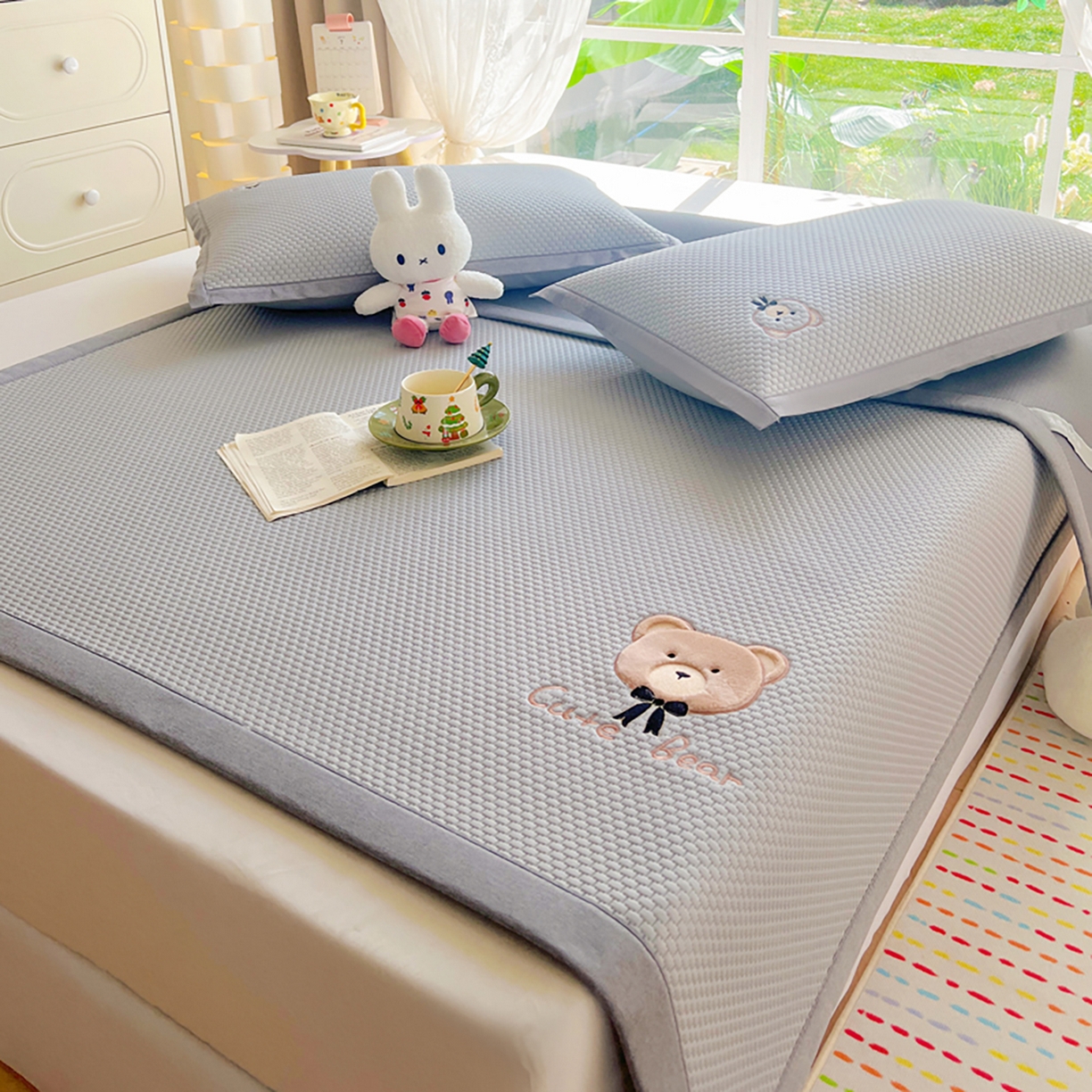 91家纺网 家纺一手货源 找家纺 女子家纺 2026新款A类乙纶冰豆豆凉感席绣花席-憨憨熊系列 憨憨熊-摩登灰