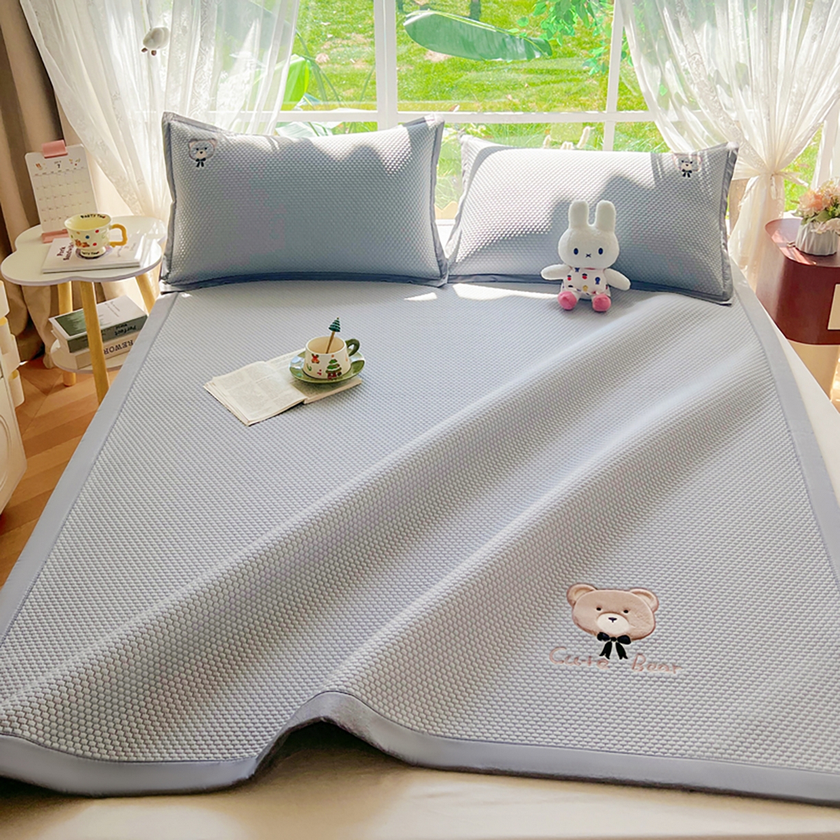 91家纺网 家纺一手货源 找家纺 女子家纺 2026新款A类乙纶冰豆豆凉感席绣花席-憨憨熊系列 憨憨熊-摩登灰