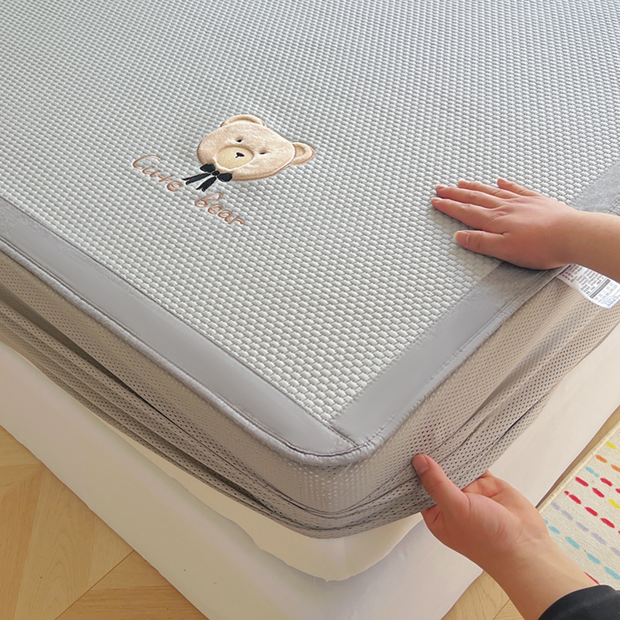 91家纺网 家纺一手货源 找家纺 女子家纺 2026新款A类乙纶冰豆豆凉感席绣花席-憨憨熊系列 憨憨熊-摩登灰