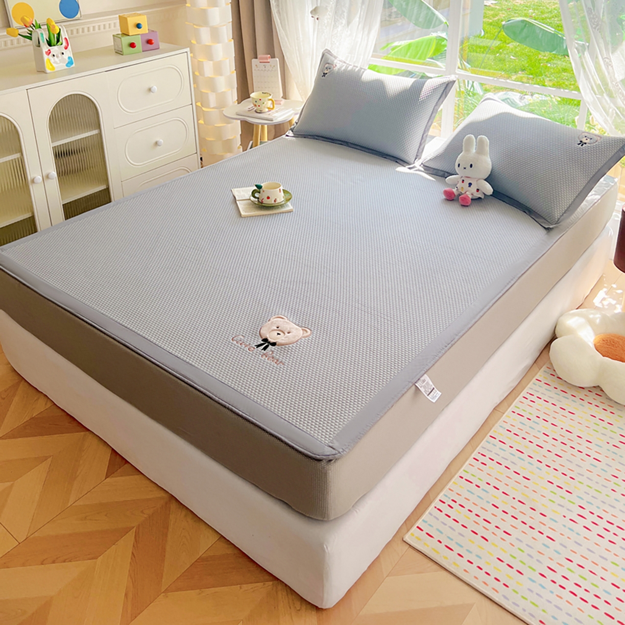 91家纺网 家纺一手货源 找家纺 女子家纺 2026新款A类乙纶冰豆豆凉感席绣花席-憨憨熊系列 憨憨熊-摩登灰