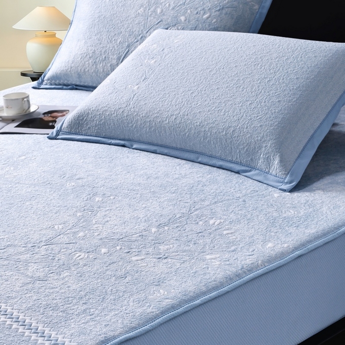 91家纺网 家纺一手货源 找家纺 雅诗帛 2026新款提花PE凉感冰丝席三件套 木兰-床笠蓝