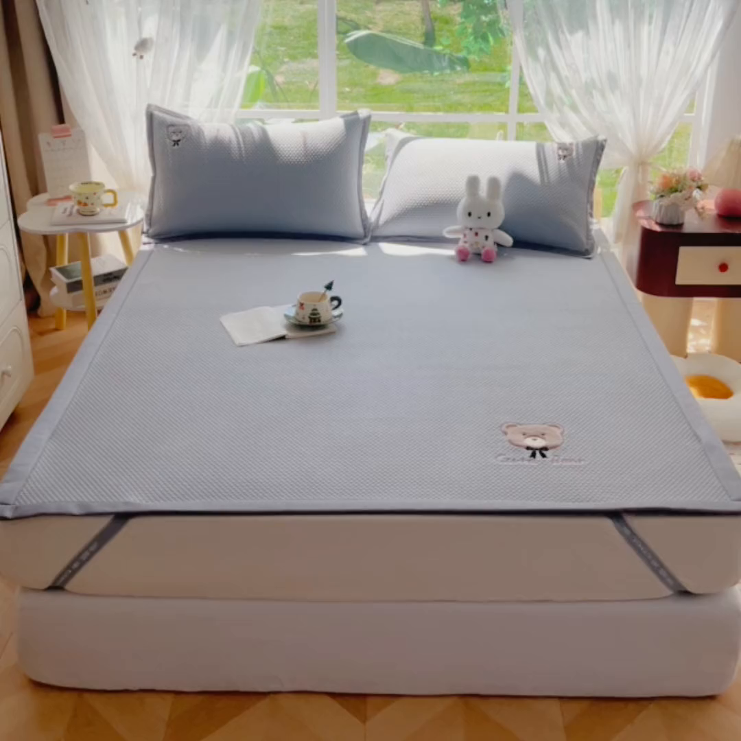 91家纺网 家纺一手货源 找家纺 女子家纺 2026新款A类乙纶冰豆豆凉感席绣花席-憨憨熊系列 憨憨熊-摩登灰