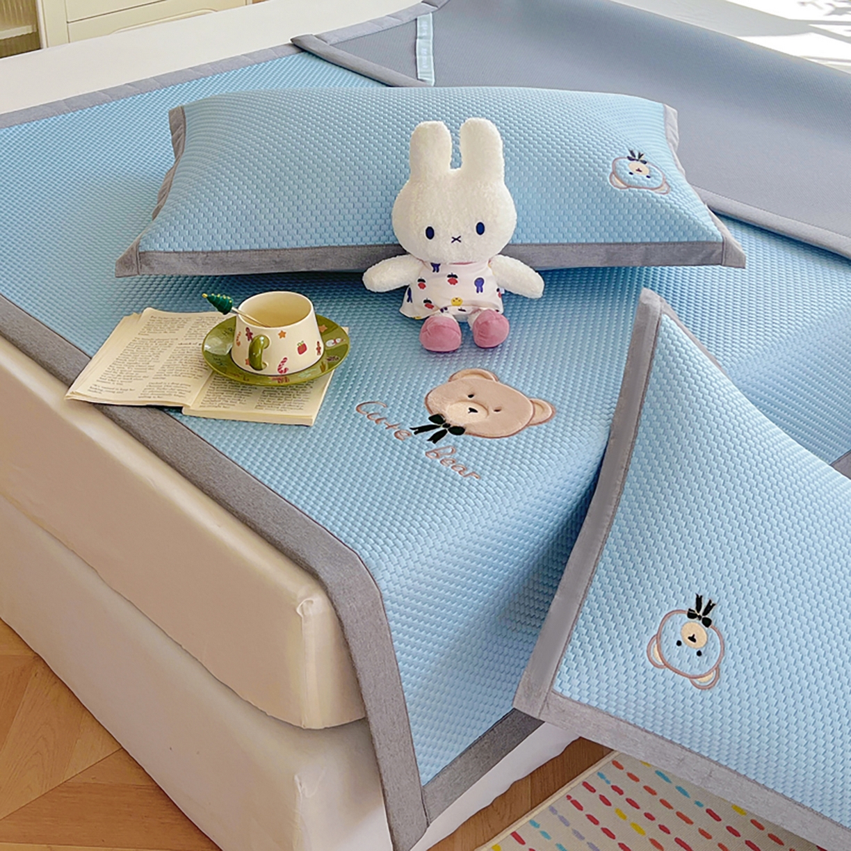 91家纺网 家纺一手货源 找家纺 女子家纺 2026新款A类乙纶冰豆豆凉感席绣花席-憨憨熊系列 憨憨熊-天空蓝