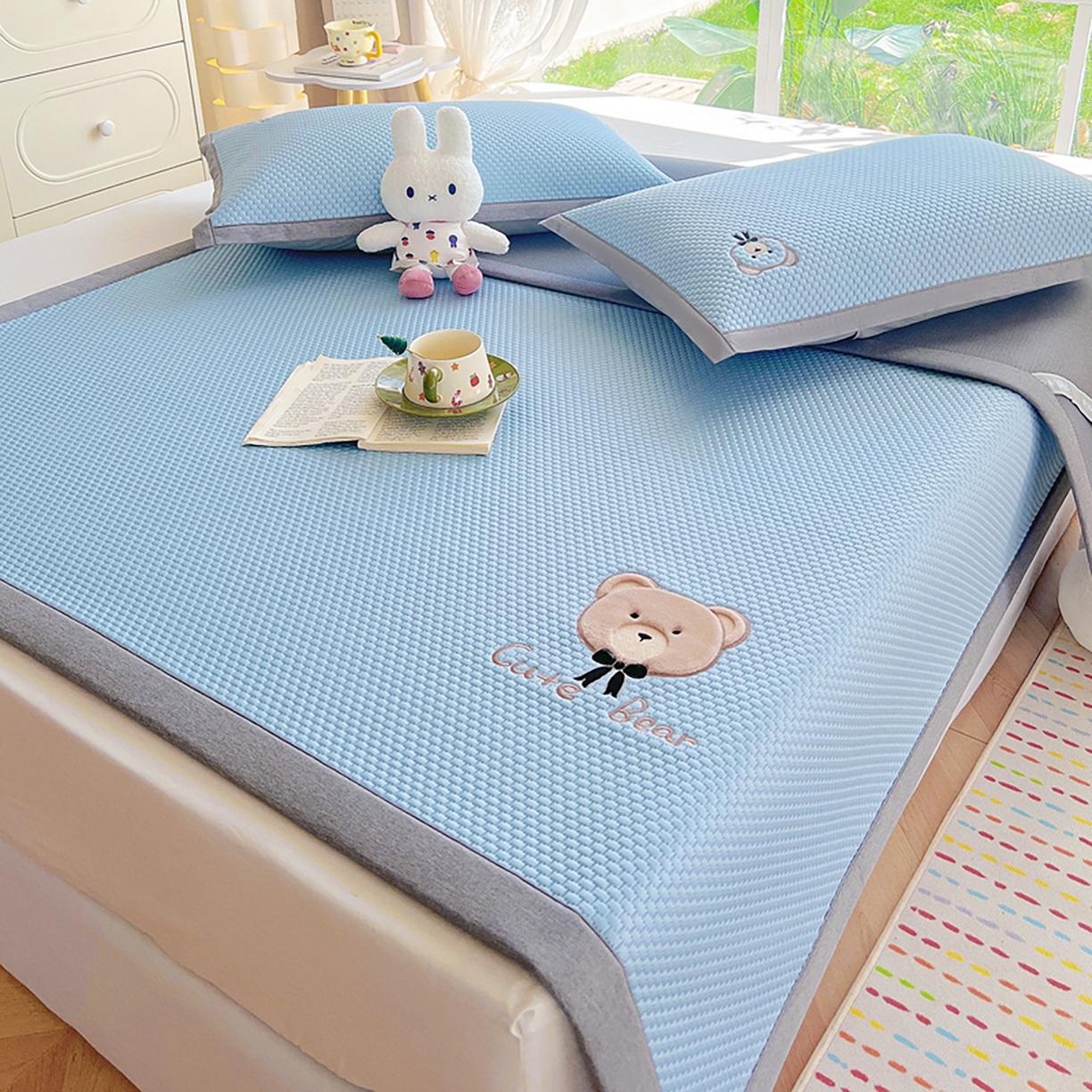 91家纺网 家纺一手货源 找家纺 女子家纺 2026新款A类乙纶冰豆豆凉感席绣花席-憨憨熊系列 憨憨熊-天空蓝