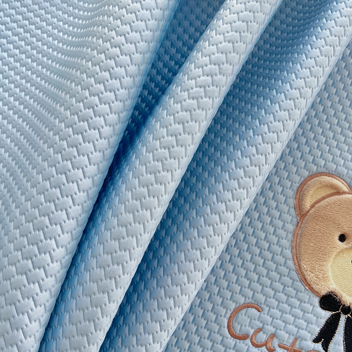 91家纺网 家纺一手货源 找家纺 女子家纺 2026新款A类乙纶冰豆豆凉感席绣花席-憨憨熊系列 憨憨熊-天空蓝