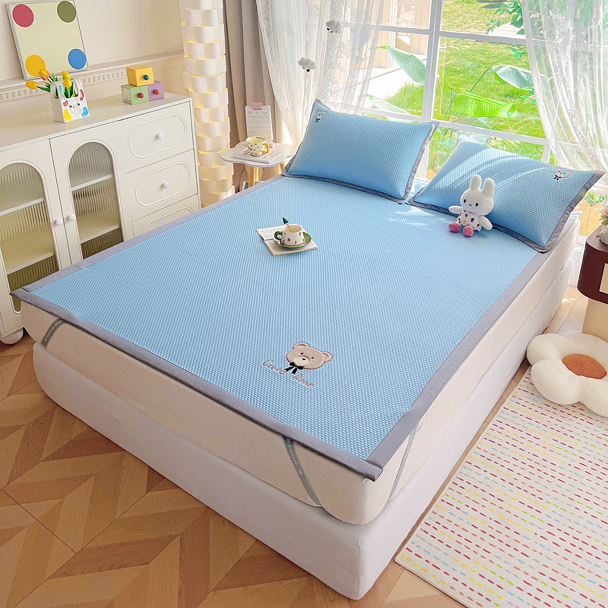 91家纺网 家纺一手货源 找家纺 女子家纺 2026新款A类乙纶冰豆豆凉感席绣花席-憨憨熊系列 憨憨熊-天空蓝