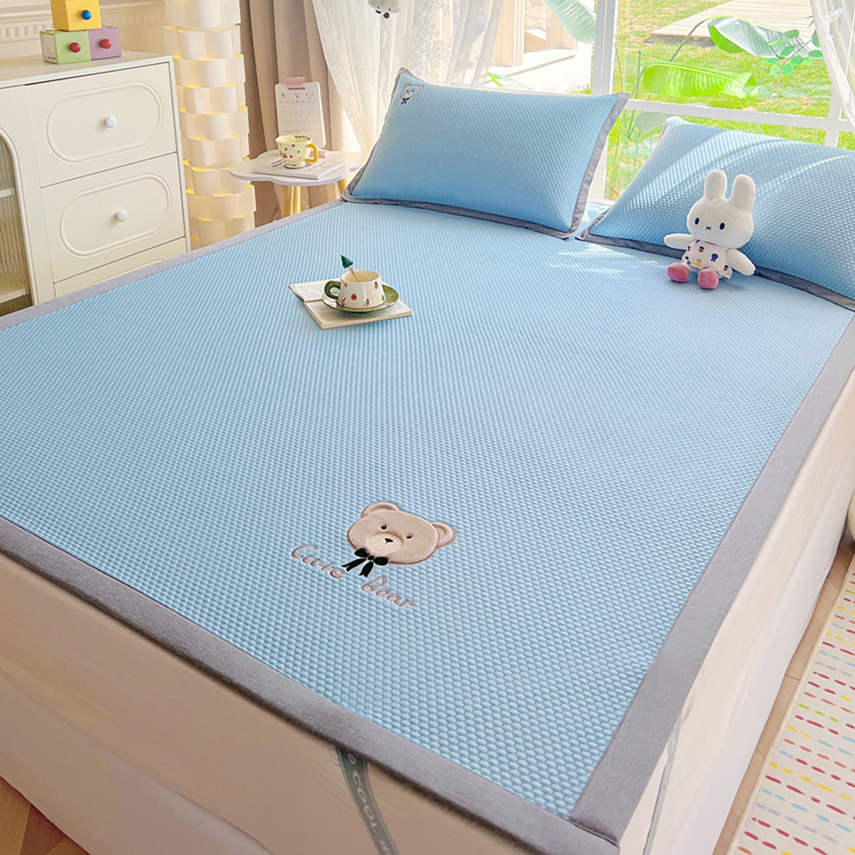 91家纺网 家纺一手货源 找家纺 女子家纺 2026新款A类乙纶冰豆豆凉感席绣花席-憨憨熊系列 憨憨熊-天空蓝