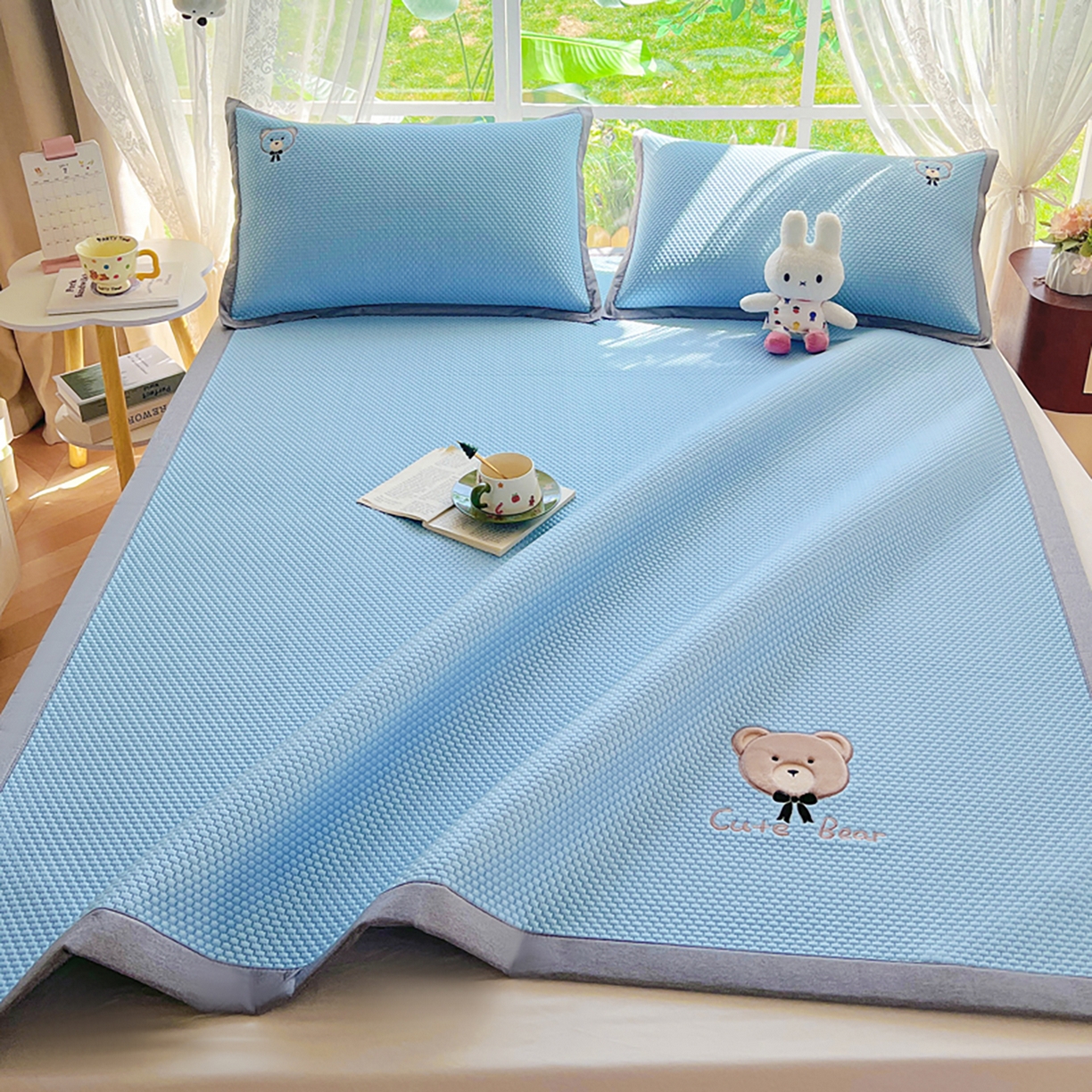 91家纺网 家纺一手货源 找家纺 女子家纺 2026新款A类乙纶冰豆豆凉感席绣花席-憨憨熊系列 憨憨熊-天空蓝