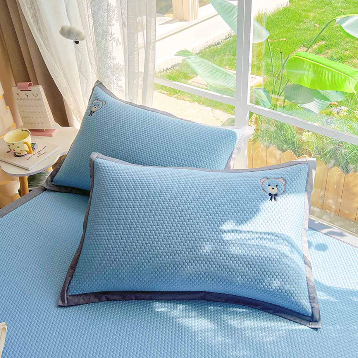 91家纺网 家纺一手货源 找家纺 女子家纺 2026新款A类乙纶冰豆豆凉感席绣花席-憨憨熊系列 憨憨熊-天空蓝