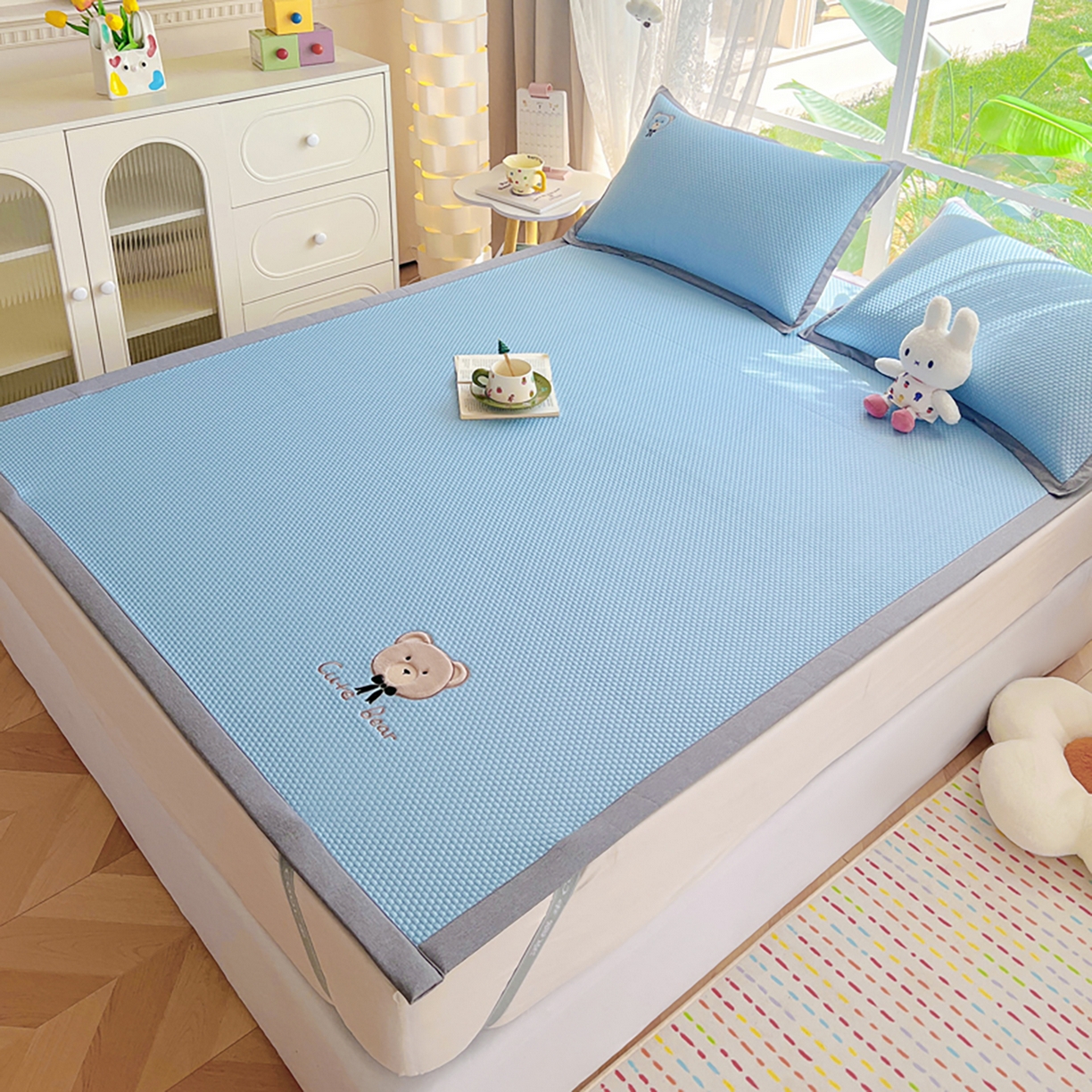 91家纺网 家纺一手货源 找家纺 女子家纺 2026新款A类乙纶冰豆豆凉感席绣花席-憨憨熊系列 憨憨熊-天空蓝