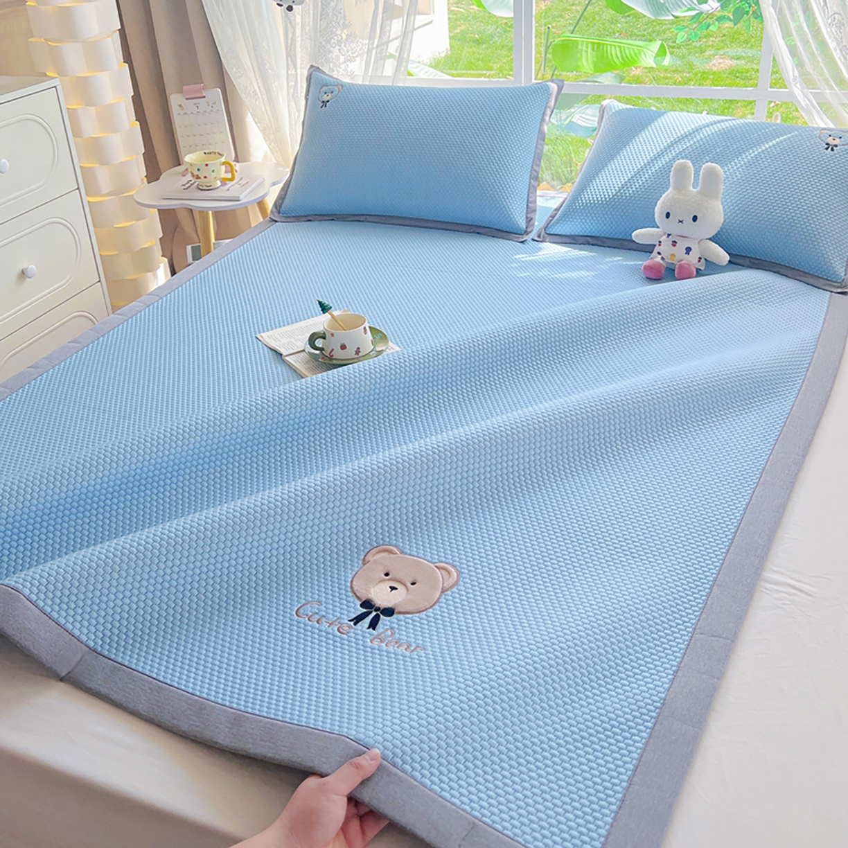 91家纺网 家纺一手货源 找家纺 女子家纺 2026新款A类乙纶冰豆豆凉感席绣花席-憨憨熊系列 憨憨熊-天空蓝