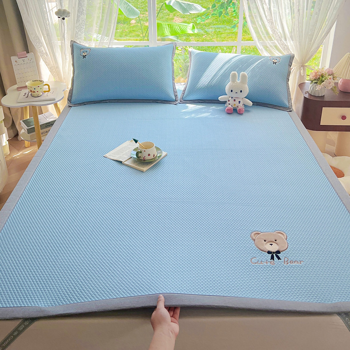 91家纺网 家纺一手货源 找家纺 女子家纺 2026新款A类乙纶冰豆豆凉感席绣花席-憨憨熊系列 憨憨熊-天空蓝