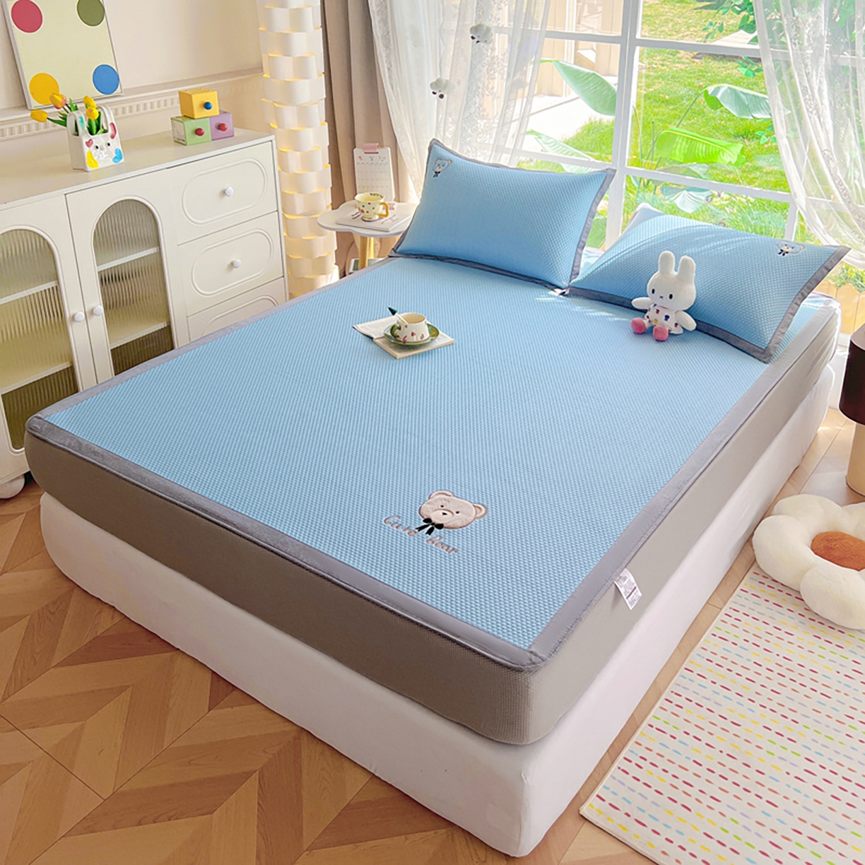 91家纺网 家纺一手货源 找家纺 女子家纺 2026新款A类乙纶冰豆豆凉感席绣花席-憨憨熊系列 憨憨熊-天空蓝