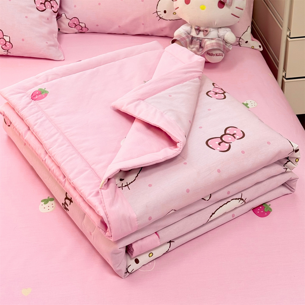 91家纺网 家纺一手货源 找家纺 名兮家居 2026新款正版授权经典奥特曼全棉夏被四件套【含防伪标】 全棉夏被-呆萌kt