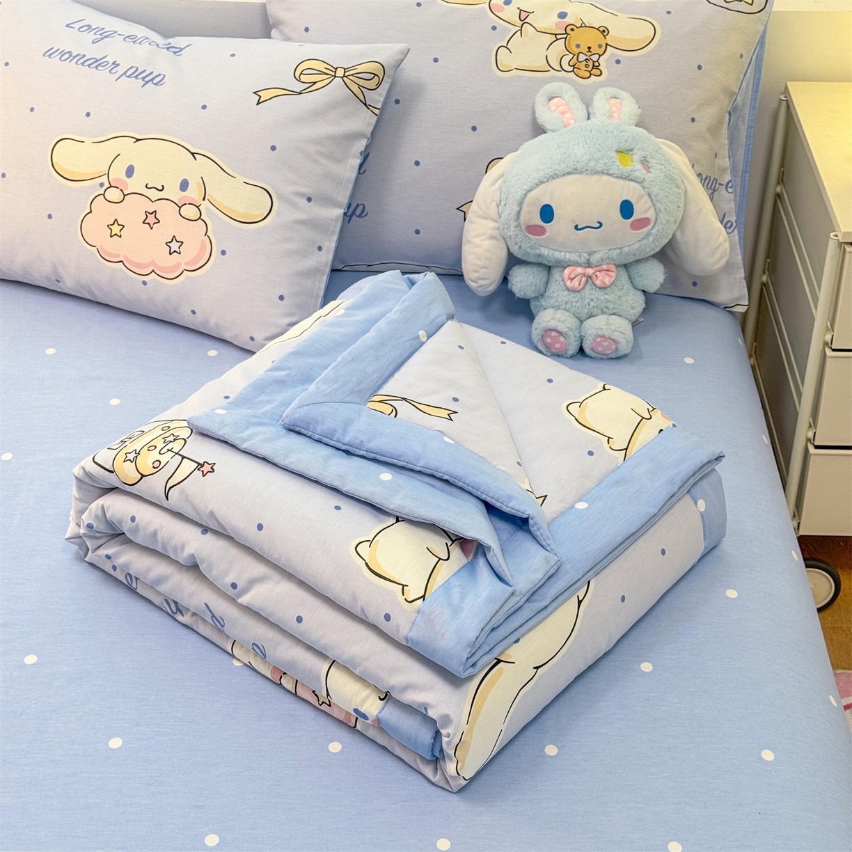 91家纺网 家纺一手货源 找家纺 名兮家居 2026新款正版授权经典奥特曼全棉夏被四件套【含防伪标】 全棉夏被-点点玉桂狗