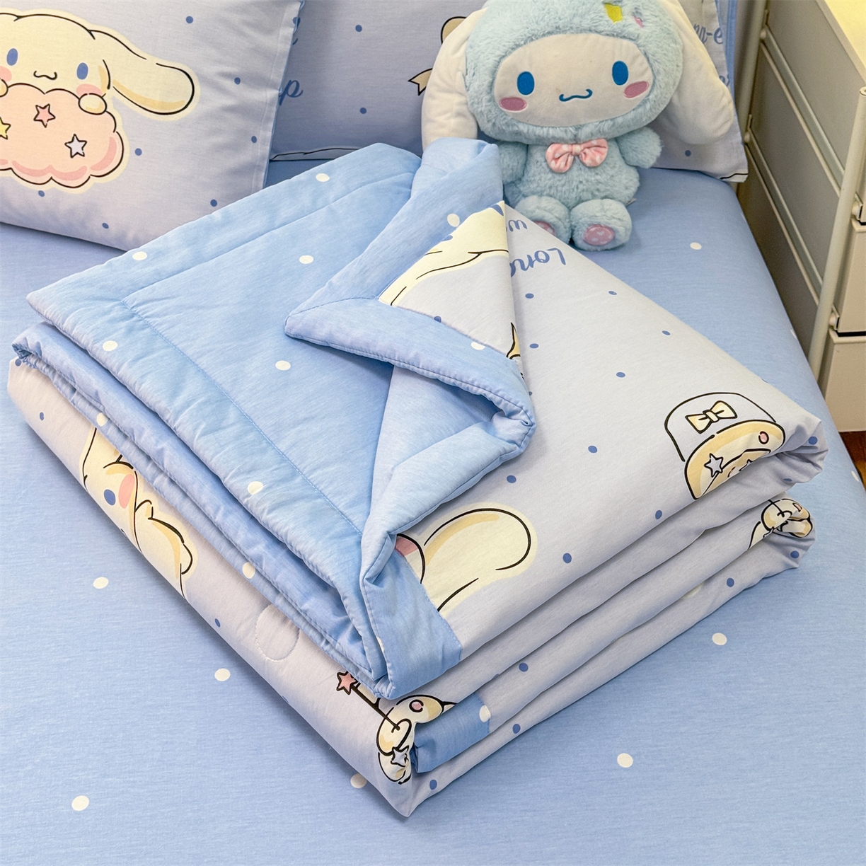 91家纺网 家纺一手货源 找家纺 名兮家居 2026新款正版授权经典奥特曼全棉夏被四件套【含防伪标】 全棉夏被-点点玉桂狗