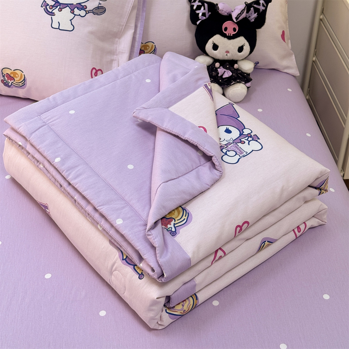91家纺网 家纺一手货源 找家纺 名兮家居 2026新款正版授权经典奥特曼全棉夏被四件套【含防伪标】 全棉夏被-甜筒库洛米