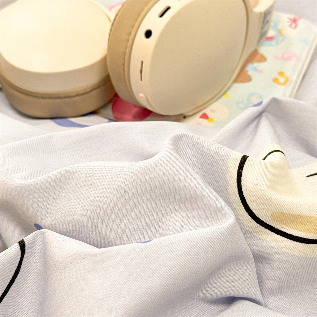 91家纺网 家纺一手货源 找家纺 名兮家居 2026新款正版授权经典奥特曼全棉夏被四件套【含防伪标】 全棉夏被-点点玉桂狗