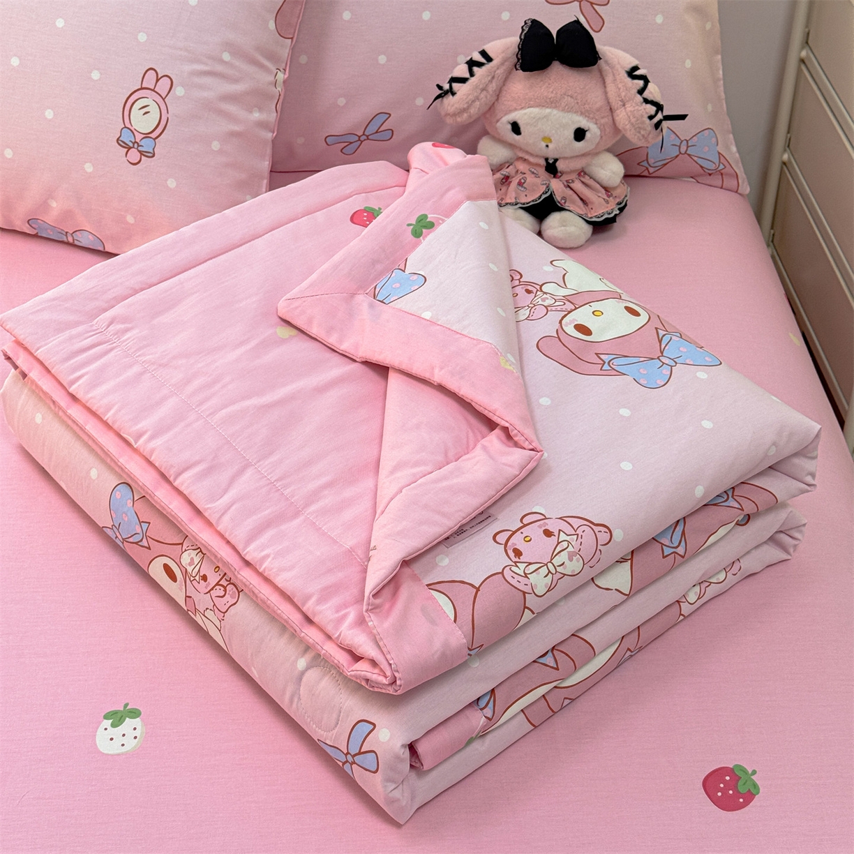 91家纺网 家纺一手货源 找家纺 名兮家居 2026新款正版授权经典奥特曼全棉夏被四件套【含防伪标】 全棉夏被-魔法美乐蒂