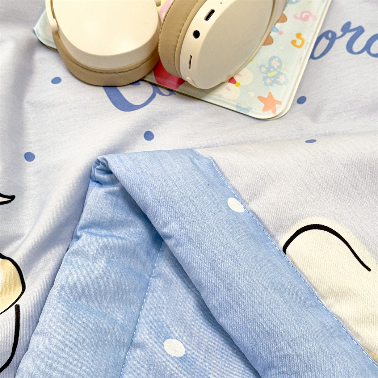 91家纺网 家纺一手货源 找家纺 名兮家居 2026新款正版授权经典奥特曼全棉夏被四件套【含防伪标】 全棉夏被-点点玉桂狗