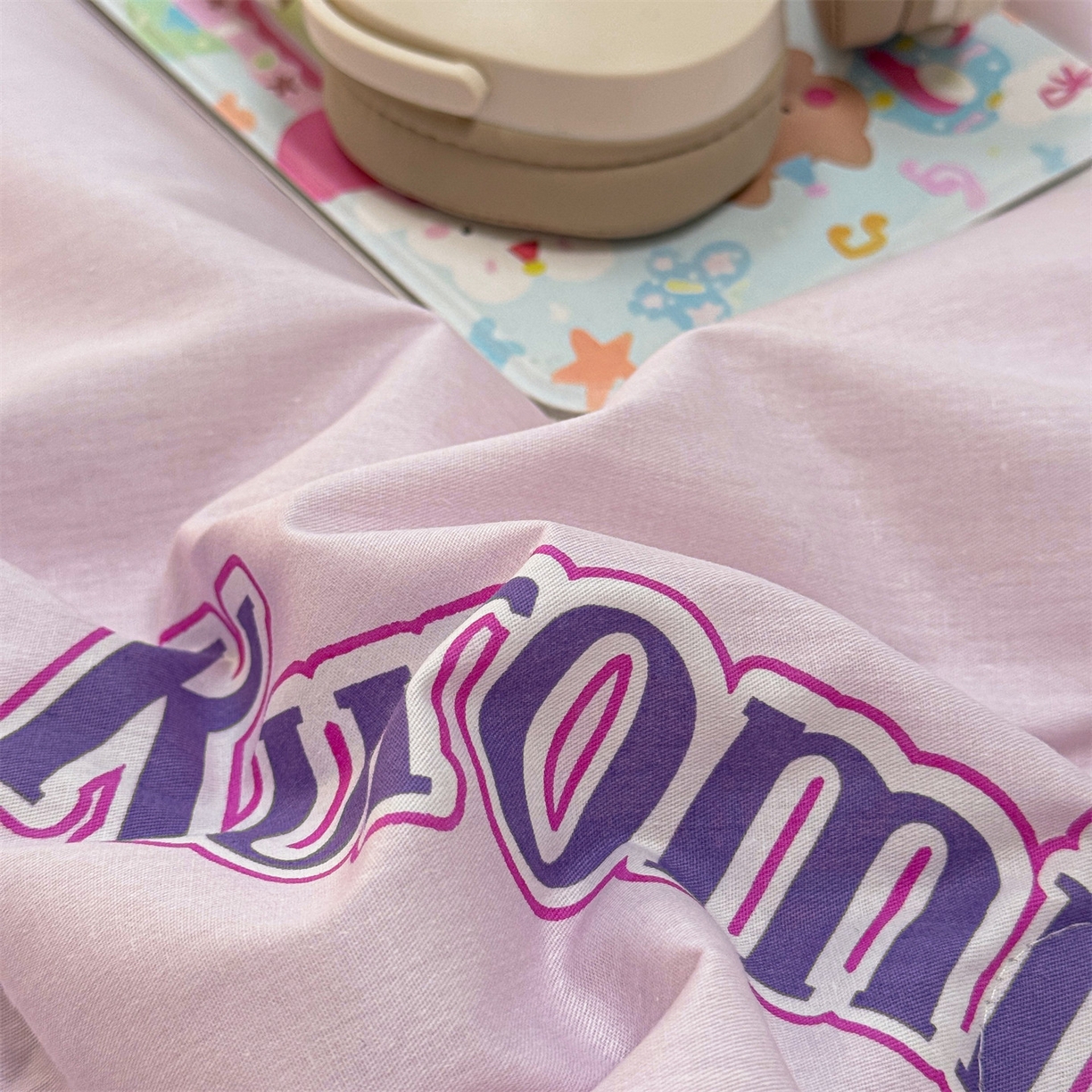 91家纺网 家纺一手货源 找家纺 名兮家居 2026新款正版授权经典奥特曼全棉夏被四件套【含防伪标】 全棉夏被-甜筒库洛米