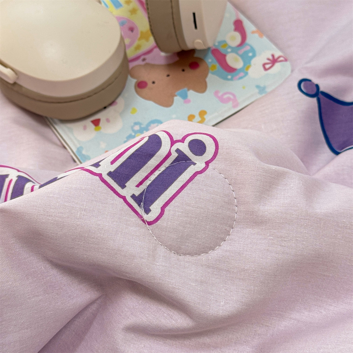 91家纺网 家纺一手货源 找家纺 名兮家居 2026新款正版授权经典奥特曼全棉夏被四件套【含防伪标】 全棉夏被-甜筒库洛米