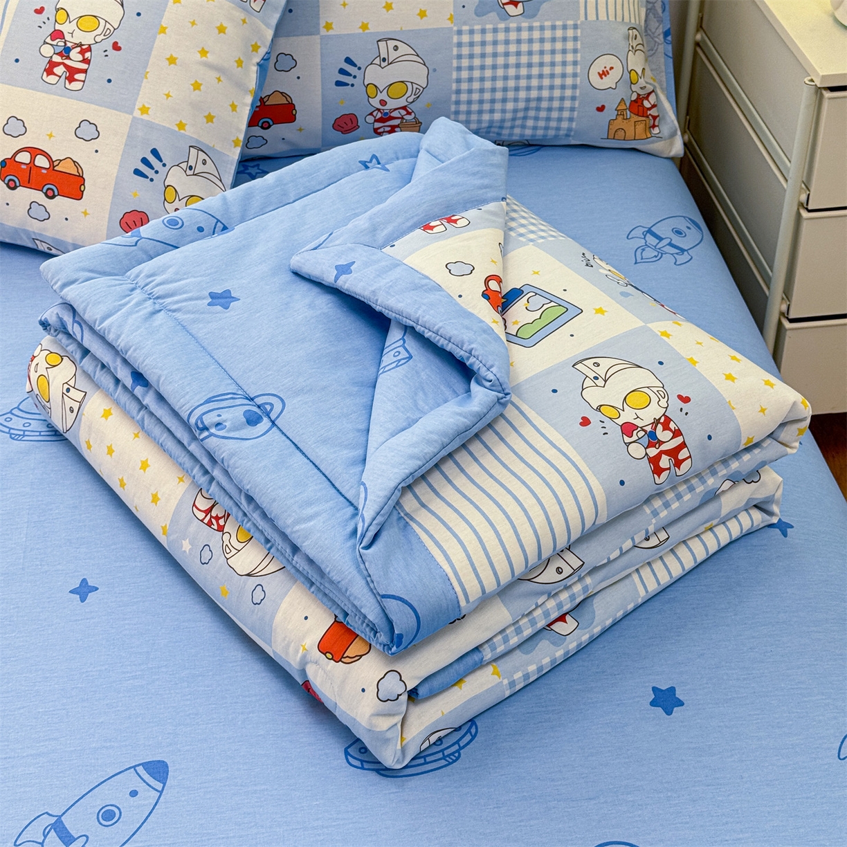 91家纺网 家纺一手货源 找家纺 名兮家居 2026新款正版授权经典奥特曼全棉夏被四件套【含防伪标】 全棉夏被-小小艾斯